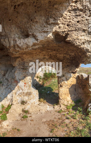Troglodyte cave dwelling in the locality of Murgecchia in the Murgia Materana and the Rock Churches Park, Matera, Basilicata, southern Italy Stock Photo