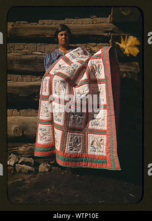 Mrs. Bill Stagg with state quilt which she made, Pie Town, New Mexico Stock Photo