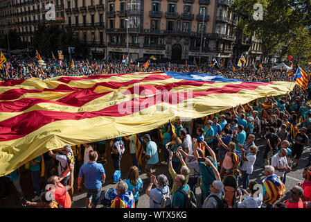 Barcelona, Spain. 11th Sep, 2019. Protesters hold a large independence flag through the demonstration on the National Day of Catalonia, which has been organized by the Catalan National Assembly. Credit: SOPA Images Limited/Alamy Live News Stock Photo