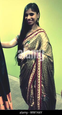 Portrait of a woman wearing a sari Stock Photo - Alamy