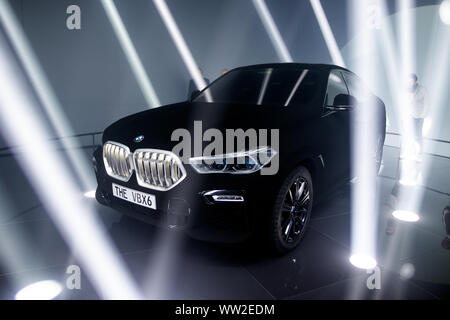  FRANKFURT, ALEMANIA - 10 DE SEPTIEMBRE DE 2019: Nuevo automóvil BMW X6 Vantablack exhibido en el Salón del automóvil IAA de Frankfurt 2019 Fotografía de stock - Alamy