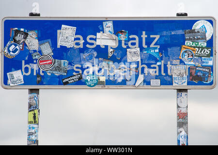 12 September 2019, Saxony-Anhalt, Hohe Börde: 'Please keep the rest area clean' is written on a sign of the Hohe Börde rest stop on Autobahn 2, which is decorated with many stickers. Photo: Klaus-Dietmar Gabbert/dpa-Zentralbild/ZB Stock Photo