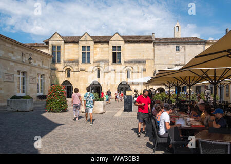 The square in the centre of the historic Unesco listed town of Saint-Emilion in Bordeaux, Gironde, France Stock Photo