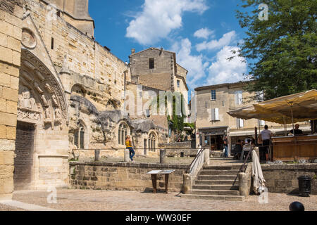 The square in the centre of the historic Unesco listed town of Saint-Emilion in Bordeaux, Gironde, France Stock Photo