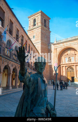 Don Quijote, sculpture by Giraldo. Plaza Mayor, Villanueva de los Infantes, Ciudad Real province, Castilla La Mancha, Spain. Stock Photo