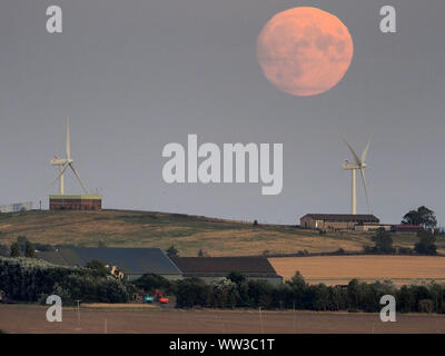 Halfway Houses, Sheerness, Kent, UK. 12th September, 2019. UK Weather: the 98% waxing gibbous moon rising over farmland on the Isle of Sheppey in Kent as seen from Halway Houses, Sheerness. Tomorrow will see a full moon - the first on Friday 13th for a number of years. The September full moon is known as the Harvest Moon. Credit: James Bell/Alamy Live News Stock Photo