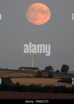 Halfway Houses, Sheerness, Kent, UK. 12th September, 2019. UK Weather: the 98% waxing gibbous moon rising over farmland on the Isle of Sheppey in Kent as seen from Halway Houses, Sheerness. Tomorrow will see a full moon - the first on Friday 13th for a number of years. The September full moon is known as the Harvest Moon. Credit: James Bell/Alamy Live News Stock Photo