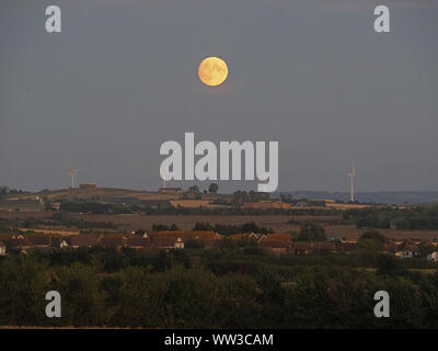 Halfway Houses, Sheerness, Kent, UK. 12th September, 2019. UK Weather: the 98% waxing gibbous moon rising over farmland on the Isle of Sheppey in Kent as seen from Halway Houses, Sheerness. Tomorrow will see a full moon - the first on Friday 13th for a number of years. The September full moon is known as the Harvest Moon. Credit: James Bell/Alamy Live News Stock Photo