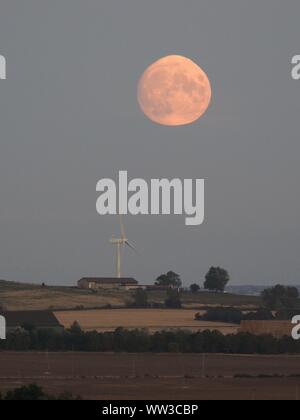 Halfway Houses, Sheerness, Kent, UK. 12th September, 2019. UK Weather: the 98% waxing gibbous moon rising over farmland on the Isle of Sheppey in Kent as seen from Halway Houses, Sheerness. Tomorrow will see a full moon - the first on Friday 13th for a number of years. The September full moon is known as the Harvest Moon. Credit: James Bell/Alamy Live News Stock Photo