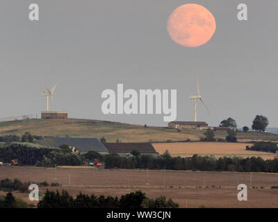 Halfway Houses, Sheerness, Kent, UK. 12th September, 2019. UK Weather: the 98% waxing gibbous moon rising over farmland on the Isle of Sheppey in Kent as seen from Halway Houses, Sheerness. Tomorrow will see a full moon - the first on Friday 13th for a number of years. The September full moon is known as the Harvest Moon. Credit: James Bell/Alamy Live News Stock Photo