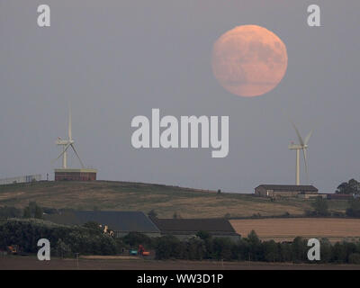 Halfway Houses, Sheerness, Kent, UK. 12th September, 2019. UK Weather: the 98% waxing gibbous moon rising over farmland on the Isle of Sheppey in Kent as seen from Halway Houses, Sheerness. Tomorrow will see a full moon - the first on Friday 13th for a number of years. The September full moon is known as the Harvest Moon. Credit: James Bell/Alamy Live News Stock Photo