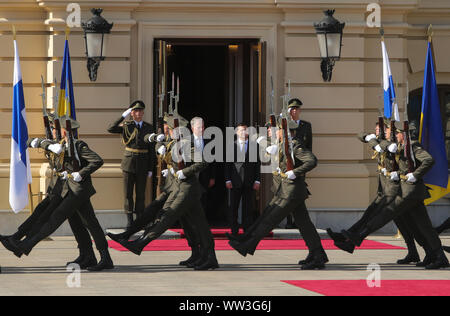 Kyiv, Ukraine. 12th Sep, 2019. Honor Guard march in front of Presidents of Ukraine Volodymyr Zelenskyy (R) and his Finland counterpart Sauli Niinisto (L) in Kyiv, Ukraine, September 11, 2019. President of Ukraine Volodymyr Zelenskyy hold negotiations with President of Finland Sauli Niinisto as part of his official visit to Ukraine. Credit: Sergii Kharchenko/ZUMA Wire/Alamy Live News Stock Photo