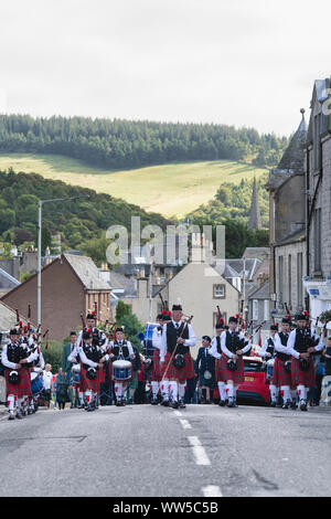 Chieftains Parade along Neidpath street in Peebles. Start of the Peebles highland games. Scottish borders, Scotland Stock Photo