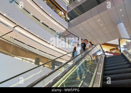 Singapur - Circa Abril, 2019: Toma Interior De La Tienda Louis Vuitton En  Shoppes En Marina Bay Sands. Fotos, retratos, imágenes y fotografía de  archivo libres de derecho. Image 139867122