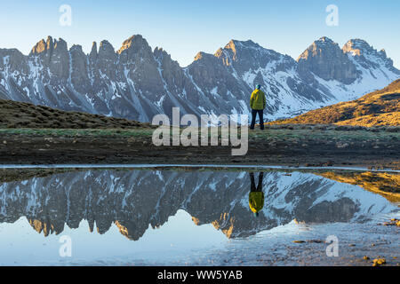 Austria, Tyrol, Grinzens, Salfeins, hiker enjoying the morning mood at the Salfeinssee in the Stubai Alps Stock Photo