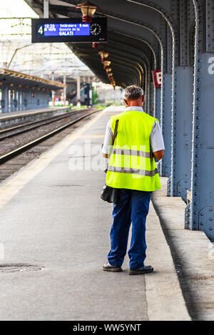 Train crew doing the last checking on the train platform at the railway station of Bucharest North Railway Station (Gara de Nord) in Bucharest, Romani Stock Photo