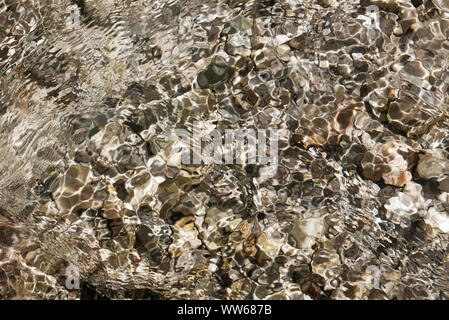 Gravel and small waves and reflections in the water in the Gleirschklamm, Tyrol Stock Photo