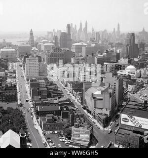 1950s DOWNTOWN BROOKLYN WITH MANHATTAN SKYLINE ON THE HORIZON VIEW TAKEN FROM TOP OF WILLIAMSBURG SAVINGS BANK TOWER NYC USA - q58204 CPC001 HARS THE NYC REAL ESTATE LONG ISLAND NEW YORK STRUCTURES CITIES EDIFICE NEW YORK CITY BOROUGH AERIAL VIEW BLACK AND WHITE OLD FASHIONED Stock Photo