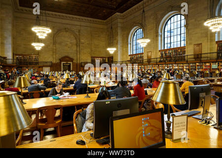 The Rose Main Reading Room in the Central Building of the New York Public Library. Midtown Manhattan, New York City, New York, USA. Stock Photo