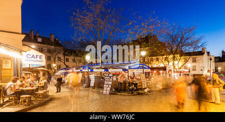 France, Paris, Montmartre, Place du Tertre, sidewalk cafe, restaurant, painter, street scene, people Stock Photo