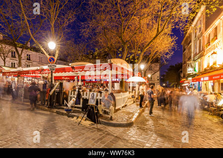 France, Paris, Montmartre, Place du Tertre, restaurant, painter, street scene, people Stock Photo