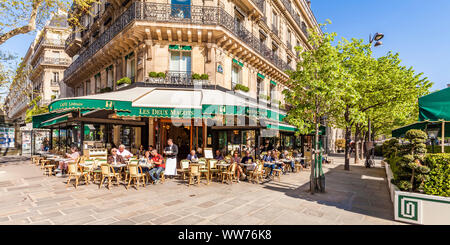France, Paris, Saint-Germain-des-PrÃ©s district, Les Deux Magots, cafe, restaurant, former famous cafe for the literary and intellectual Ã©lite, artists' cafe Stock Photo