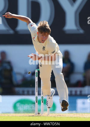 London, UK. 13th Sep, 2019. Sam Curran of England bowling during day two of the 5th Specsavers Ashes Test Match, at The Kia Oval Cricket Ground, London, England. Credit: ESPA/Alamy Live News Stock Photo