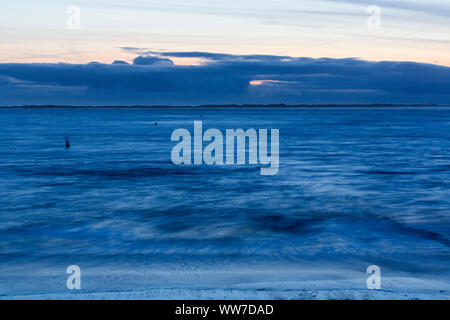 Norderney, Weststrand, Strand, Meer, Brandung, Wolken, Insel Juist, blaue Stunde, Langzeitbelichtung Stock Photo