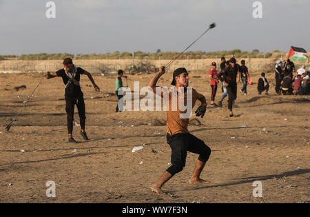 September 13, 2019, Khan Younis, Gaza Strip, Palestinian Territory: Palestinian protesters clash with Israeli troops following the tents protest where Palestinians demand the right to return to their homeland at the Israel-Gaza border, in Khan Younis in the southern Gaza Strip, September13, 2019  (Credit Image: © Ashraf Amra/APA Images via ZUMA Wire) Stock Photo