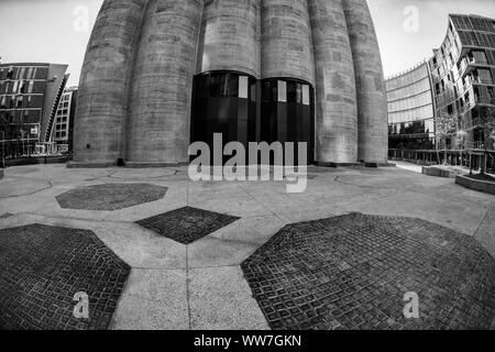 Architect Thomas Heatherwick's Zeitz Museum of Contemporary Art in Cape Town's Waterfront precinct, mixing exhibition space with the Silo Hotel Stock Photo