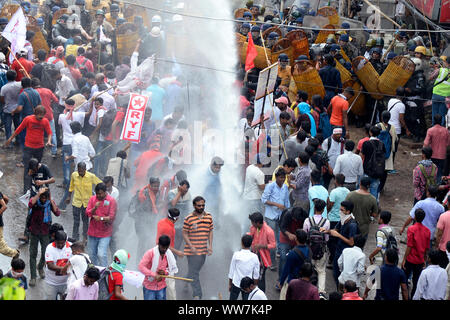 Kolkata, India. 13th Sep, 2019. Police use water canon during Left parties youth and student activist take part in Singur to Nanabbana rally demanding jobs opportunity. (Photo by Saikat Paul/Pacific Press) Credit: Pacific Press Agency/Alamy Live News Stock Photo