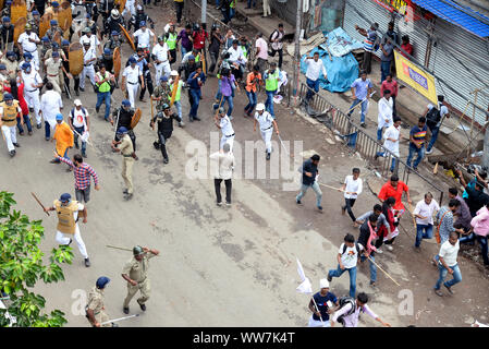 Kolkata, India. 13th Sep, 2019. Police charge baton during Left parties youth and student activist take part in Singur to Nanabbana rally demanding jobs opportunity. (Photo by Saikat Paul/Pacific Press) Credit: Pacific Press Agency/Alamy Live News Stock Photo