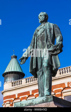 England, Hampshire, Romsey, Statue of Lord Palmerston Stock Photo