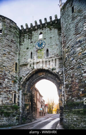 England, East Sussex, Rye, The Medieval Landgate dated 1332 Stock Photo