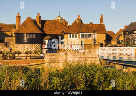 England, Kent, Thanet, Sandwhich, The Barbican Gate 15th century Gatehouse and Town Skyline Stock Photo