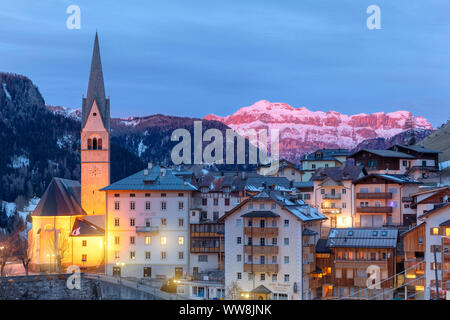 Pieve di Livinallongo with the Parish Church dedicated to St. James Major Apostle, Livinallongo del Col di Lana (Buchenstein), Belluno, Veneto, Italy Stock Photo