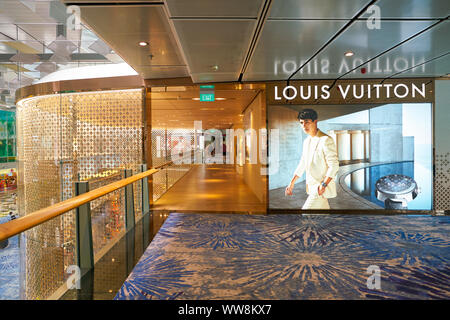 wowowowow #singapore#changi airport shopping #Louis Vuitton store#inte