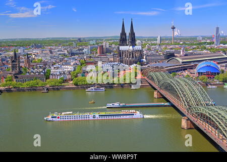 Panorama of the city on the Rhine with Church GroÃŸ St. Martin, Town Hall Tower, Museum Ludwig, Cathedral, Hohenzollern Bridge and river cruise ship, Cologne, North Rhine-Westphalia, West Germany, Germany