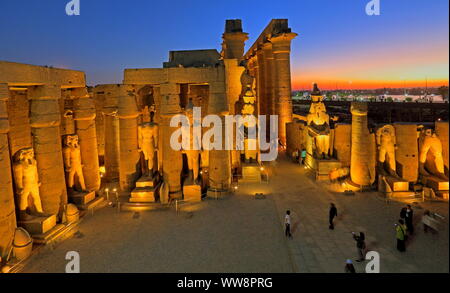 First courtyard with statues of Ramses II and Colonnade, Luxor Temple, Luxor, Upper Egypt, Egypt Stock Photo