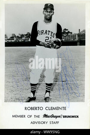 Autographed photo of Roberto Clemente who was a Hall of Fame baseball player with the Pittsburgh Pirates in the 1950s and 60s who tragically died young in an airplane crash delivering relief aid to his homeland Puerto Rico. Stock Photo