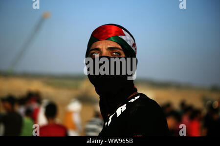 Gaza, Palestine. 13th Sep, 2019. A masked Palestinian protester during an anti-Israeli demonstration at the Israel-Gaza border fence in the southern Gaza Strip. Credit: SOPA Images Limited/Alamy Live News Stock Photo