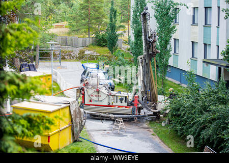 Espoo, FINLAND: Geothermal heat pump installation in Eco friendly apartment  house. Drilling rig in yard. Worker in hard hat drilling a borehole Stock  Photo - Alamy