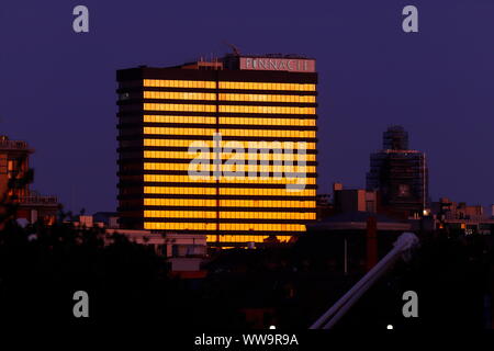 The Pinnacle building in Leeds gives off a golden glow in the morning, as the sun rises above the horizon. Stock Photo