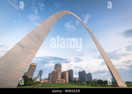 St. Louis, Missouri, USA city skyline and park in the morning. Stock Photo