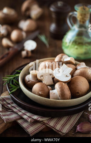 Fresh chestnut mushrooms or brown mushrooms in a bowl ready for cooking Stock Photo