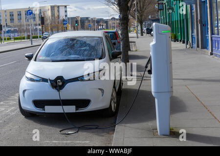 Renault ZOE electric car being recharged on the roadside, Dundee, Scotland, UK Stock Photo