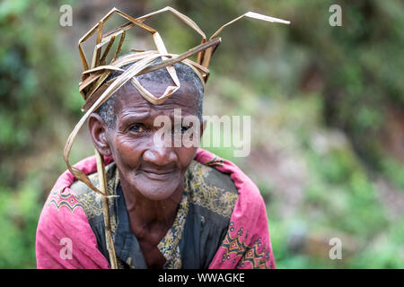 Portrait of Batwa pygmy tribeswoman, Uganda Stock Photo