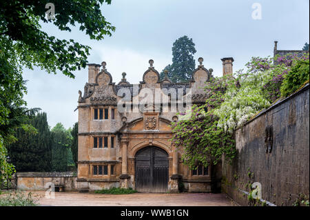 Gatehouse of the Stanway Manor House built in Jacobean period  in guiting yellow stone, in the Cotswold village of Stanway, Gloucestershire, Cotswolds Stock Photo