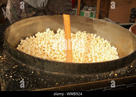 Popcorn making in Romanian market Stock Photo