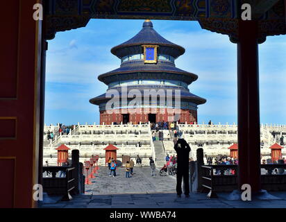 Beijing Temple of Heaven altar framed under pavilion architecture, China Stock Photo